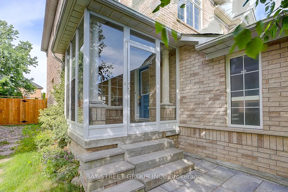 7 Debonair Street