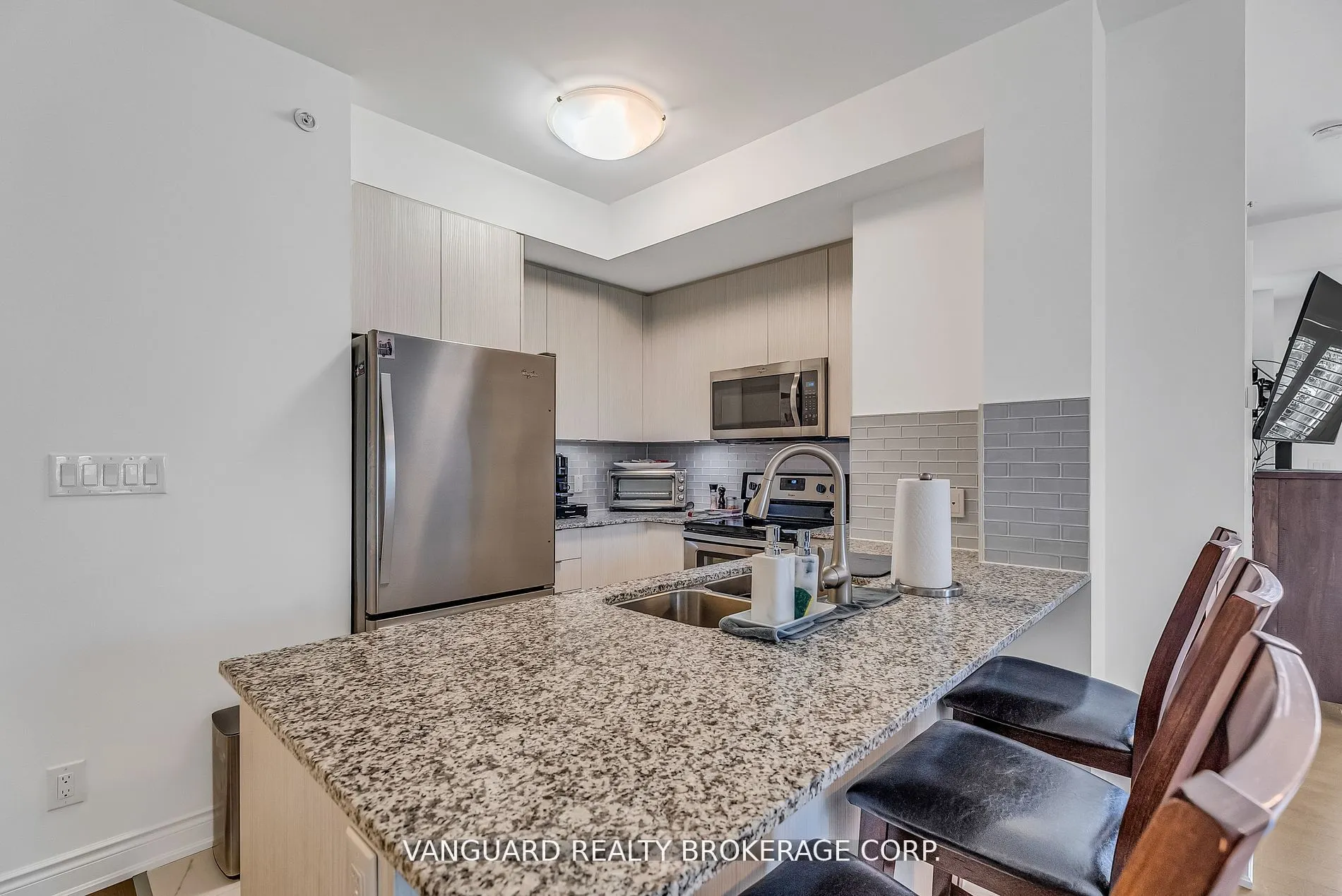 86 Woodbridge Avenue, #209
