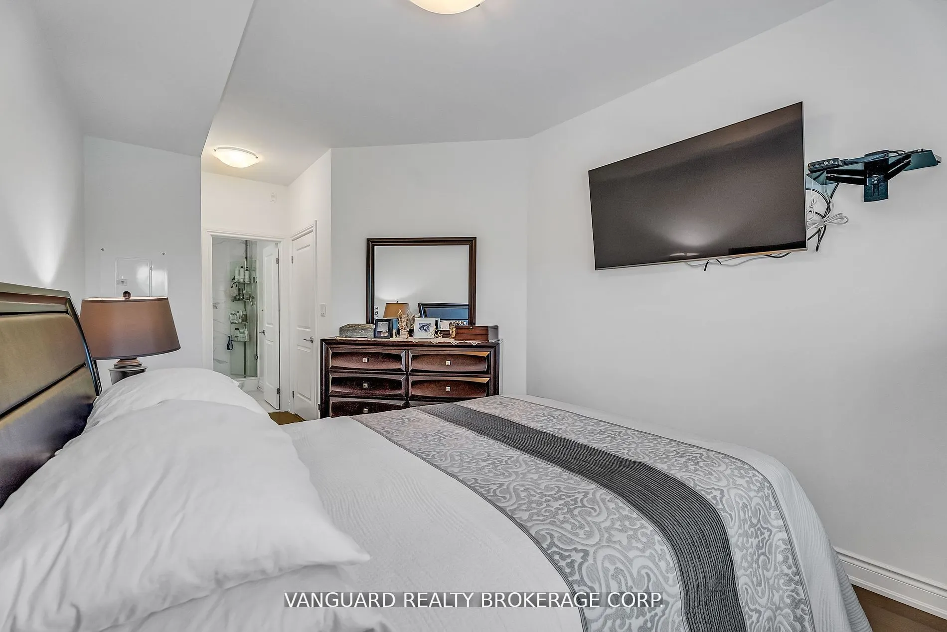 86 Woodbridge Avenue, #209