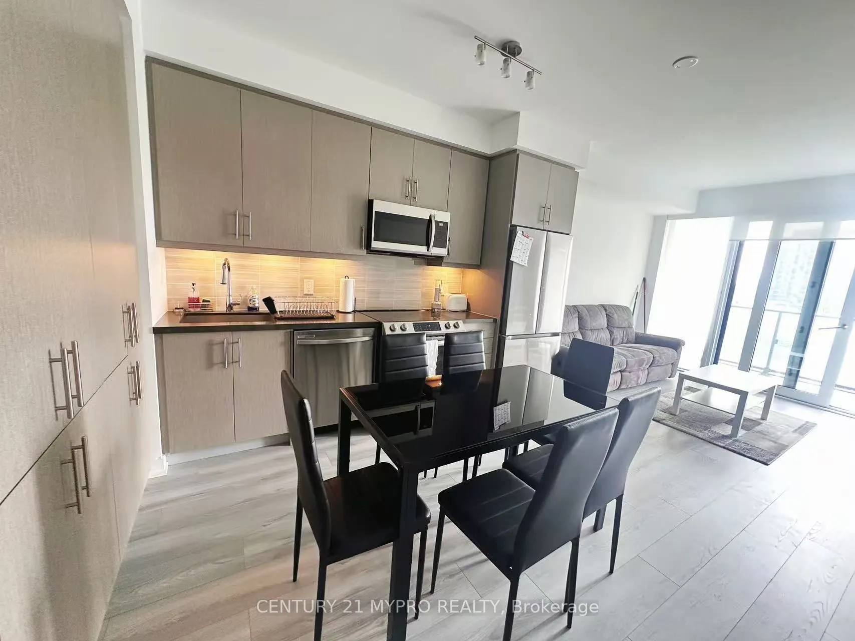 95 Oneida Crescent, #402