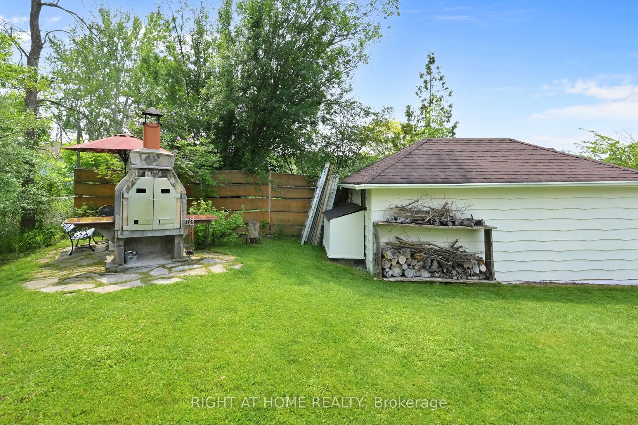 1129 Lindy Lane