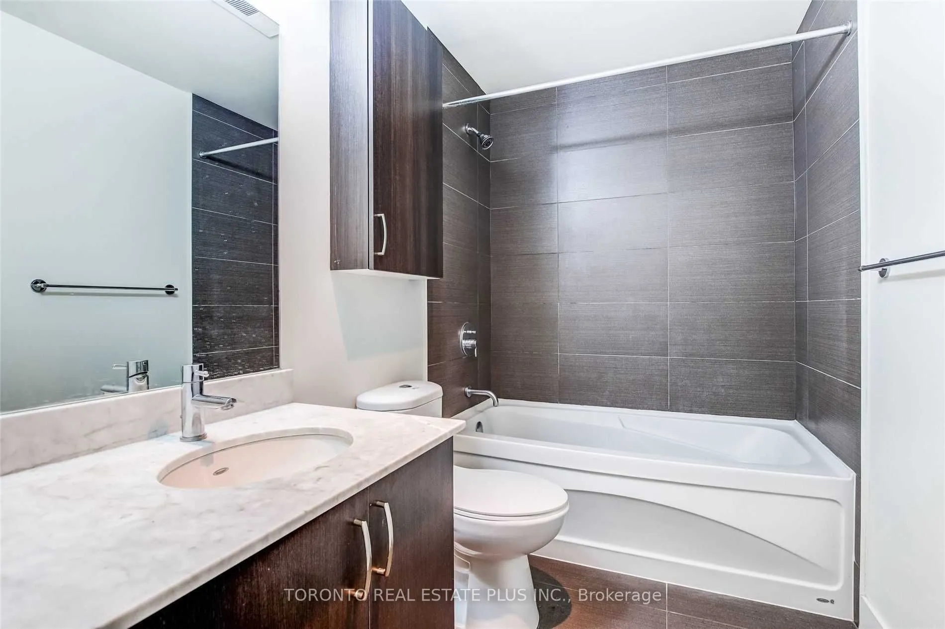 7608 Yonge Street, #206