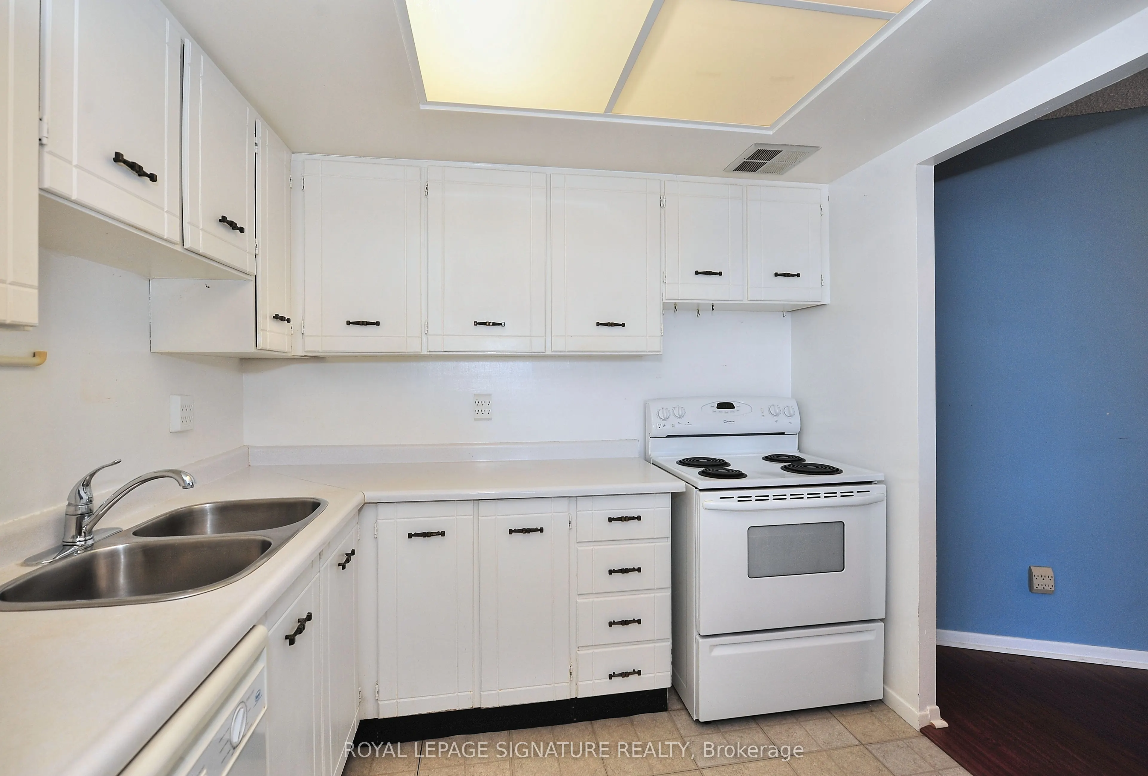 7811 Yonge Street, #1208