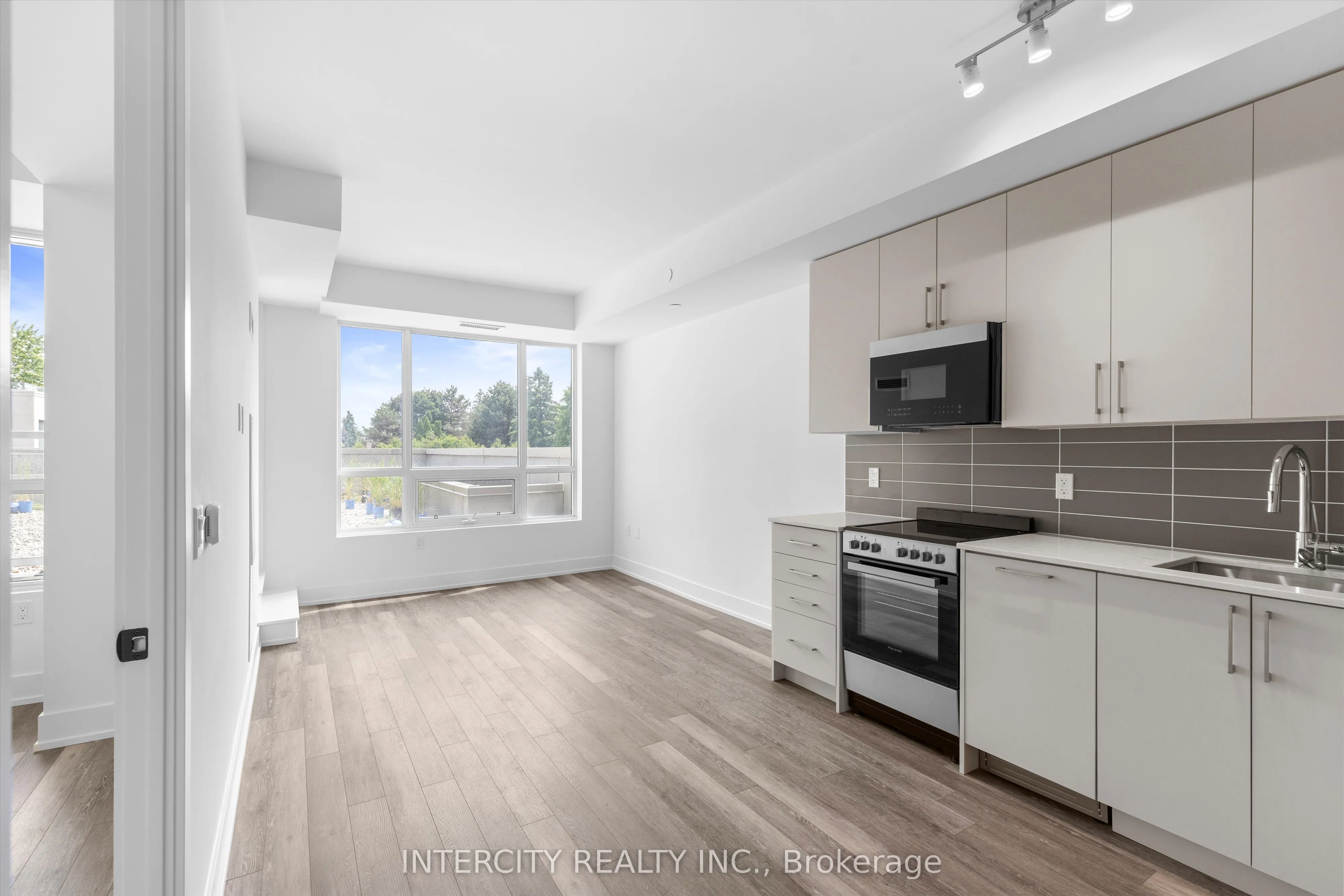 2075 King Road, #202