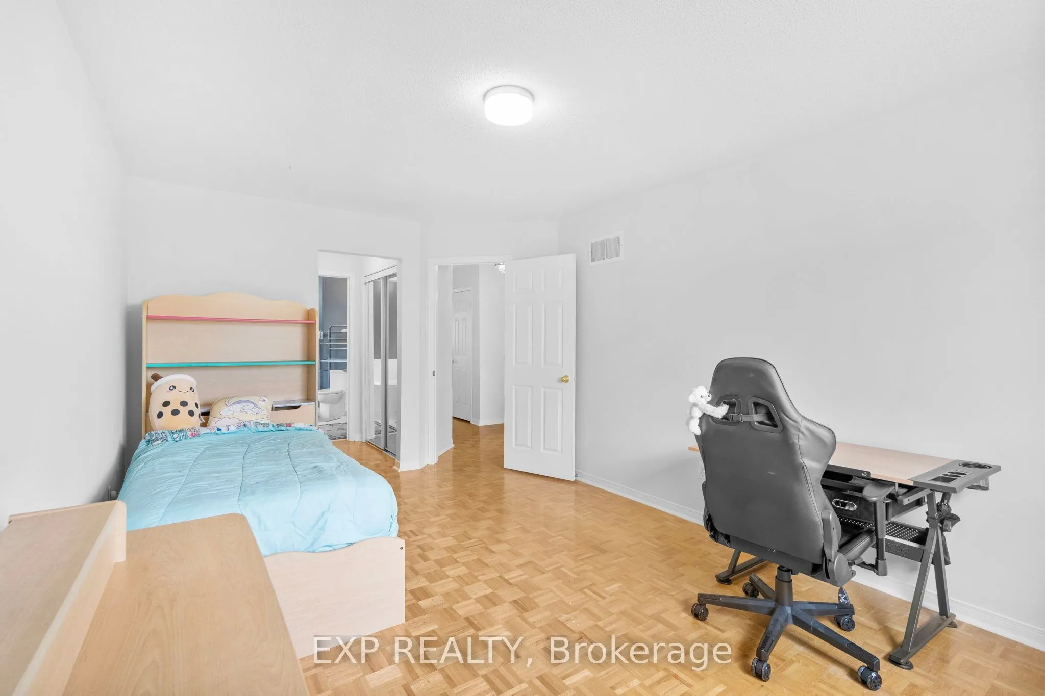 10 Breezeway Crescent