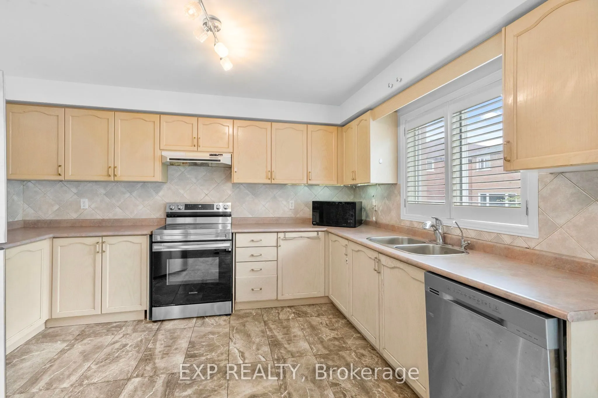 10 Breezeway Crescent