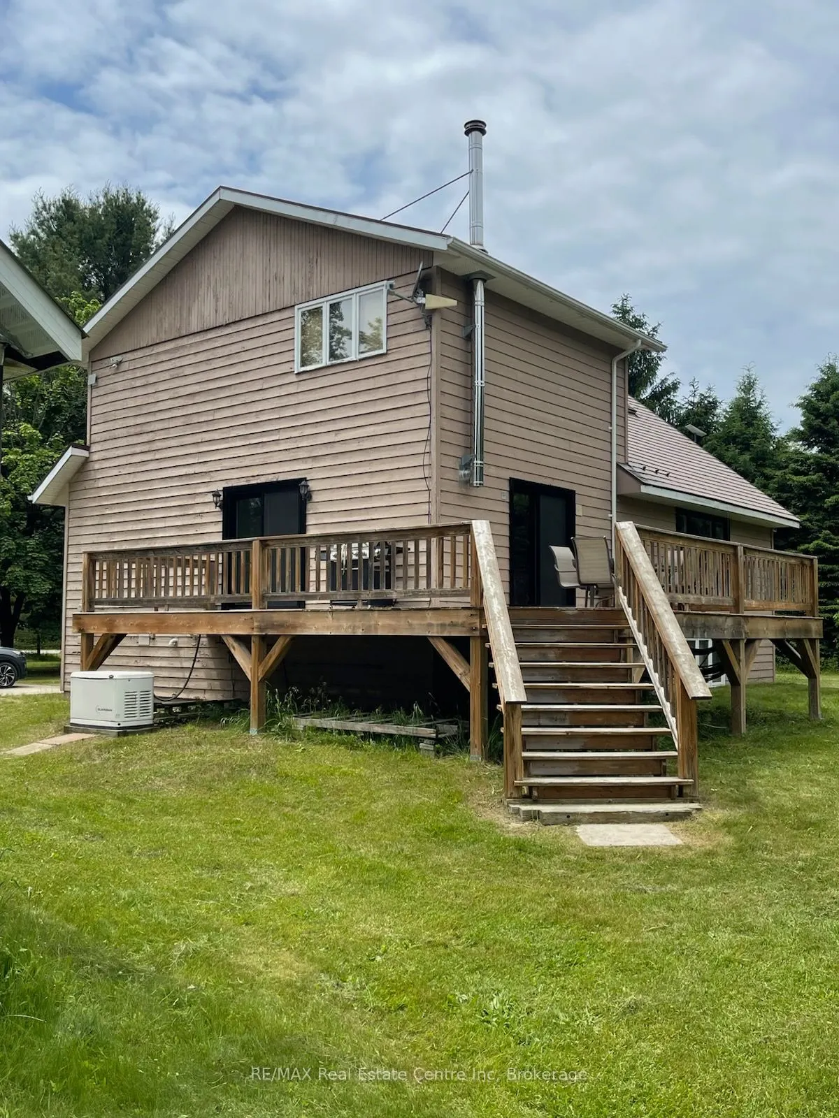 28 Pinegrove Crescent