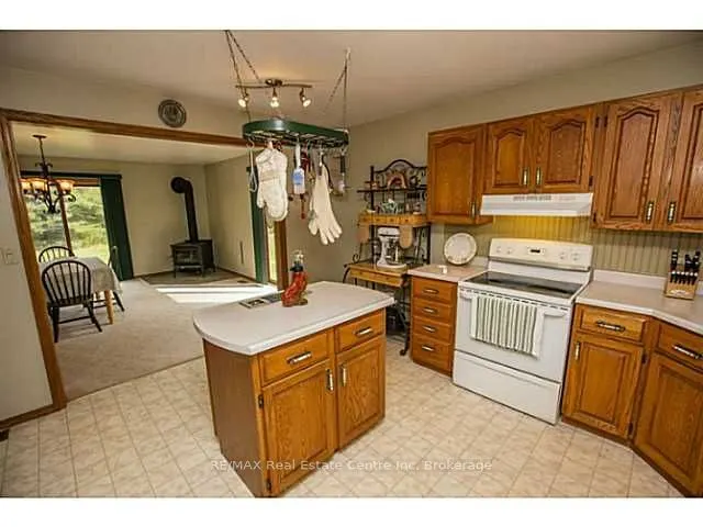28 Pinegrove Crescent