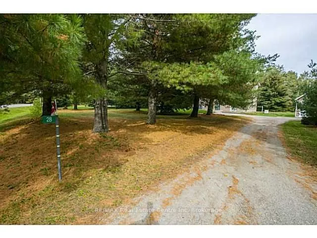 28 Pinegrove Crescent