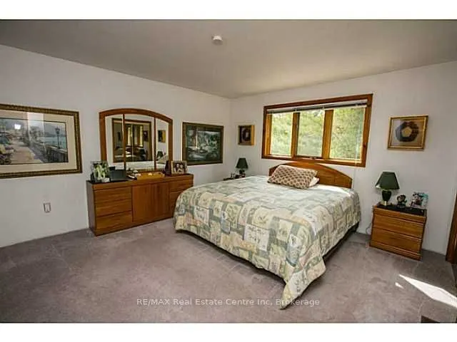 28 Pinegrove Crescent