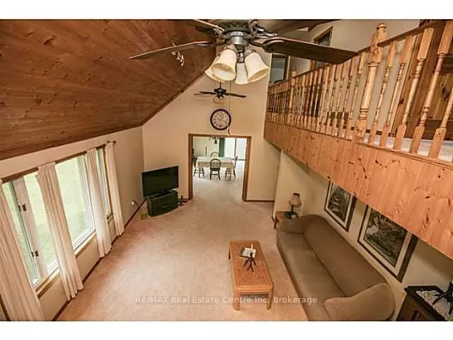 28 Pinegrove Crescent