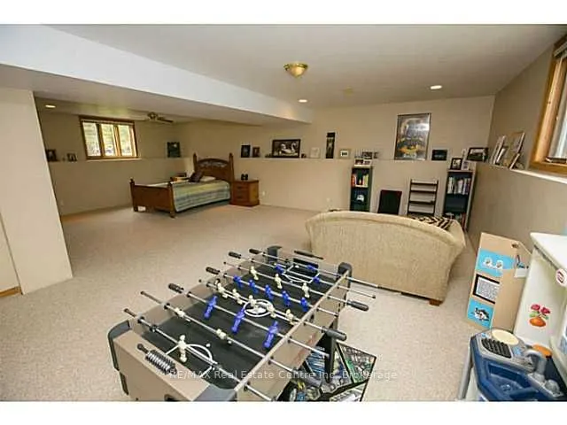 28 Pinegrove Crescent