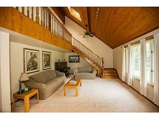 28 Pinegrove Crescent