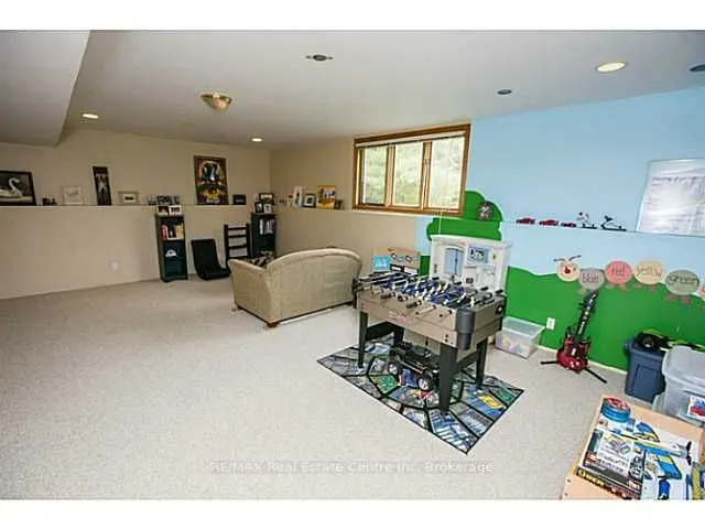 28 Pinegrove Crescent