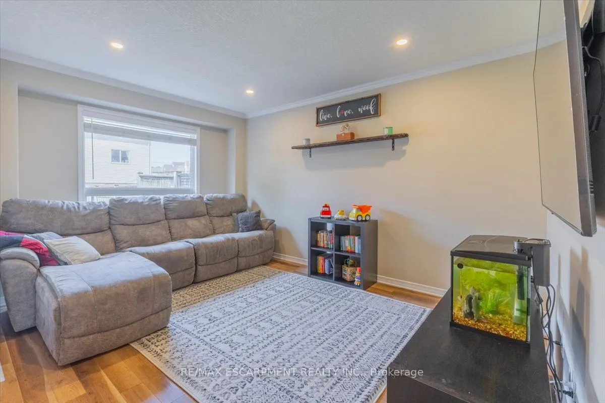 4 RUTHVEN Crescent