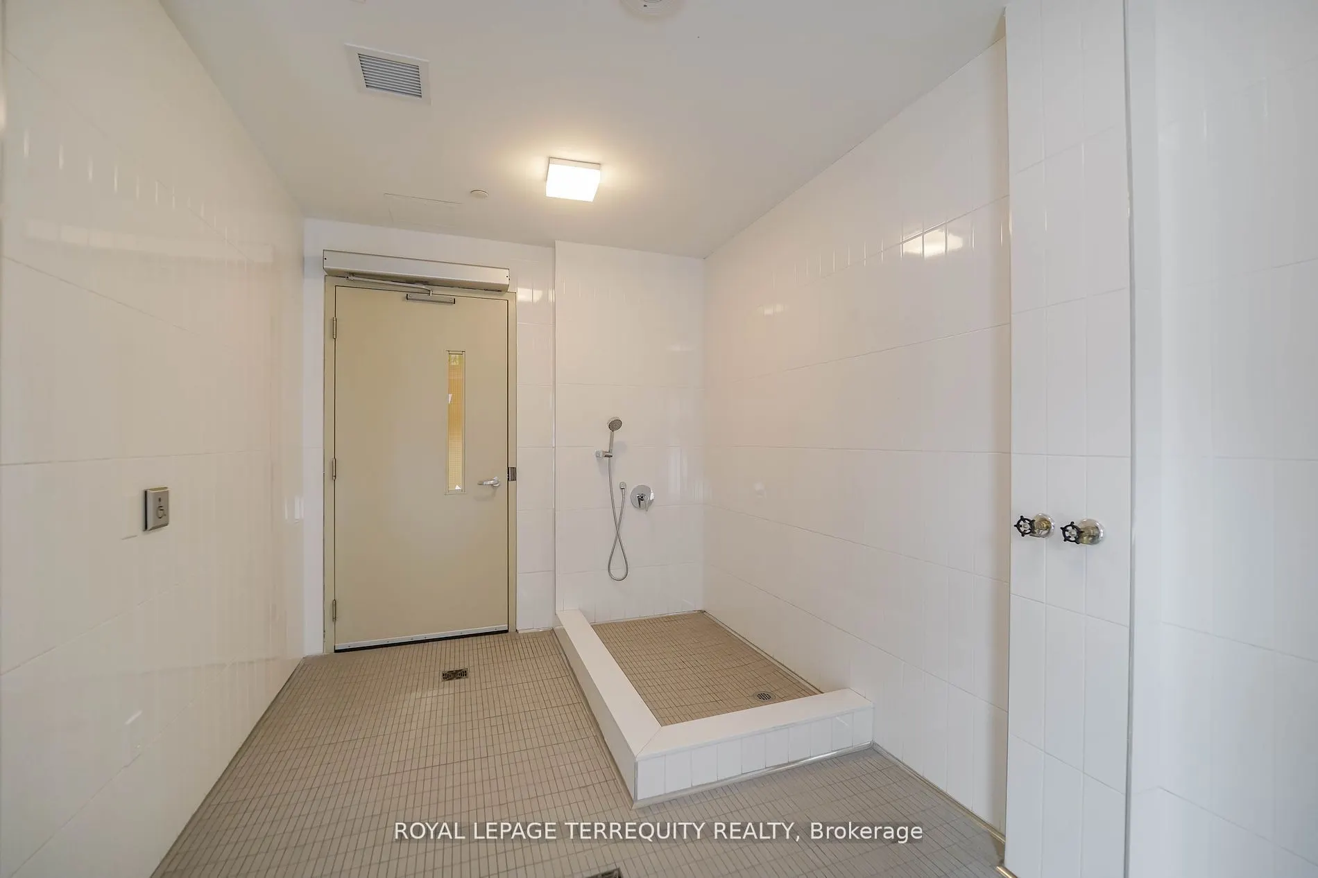 85 Oneida Crescent, #302
