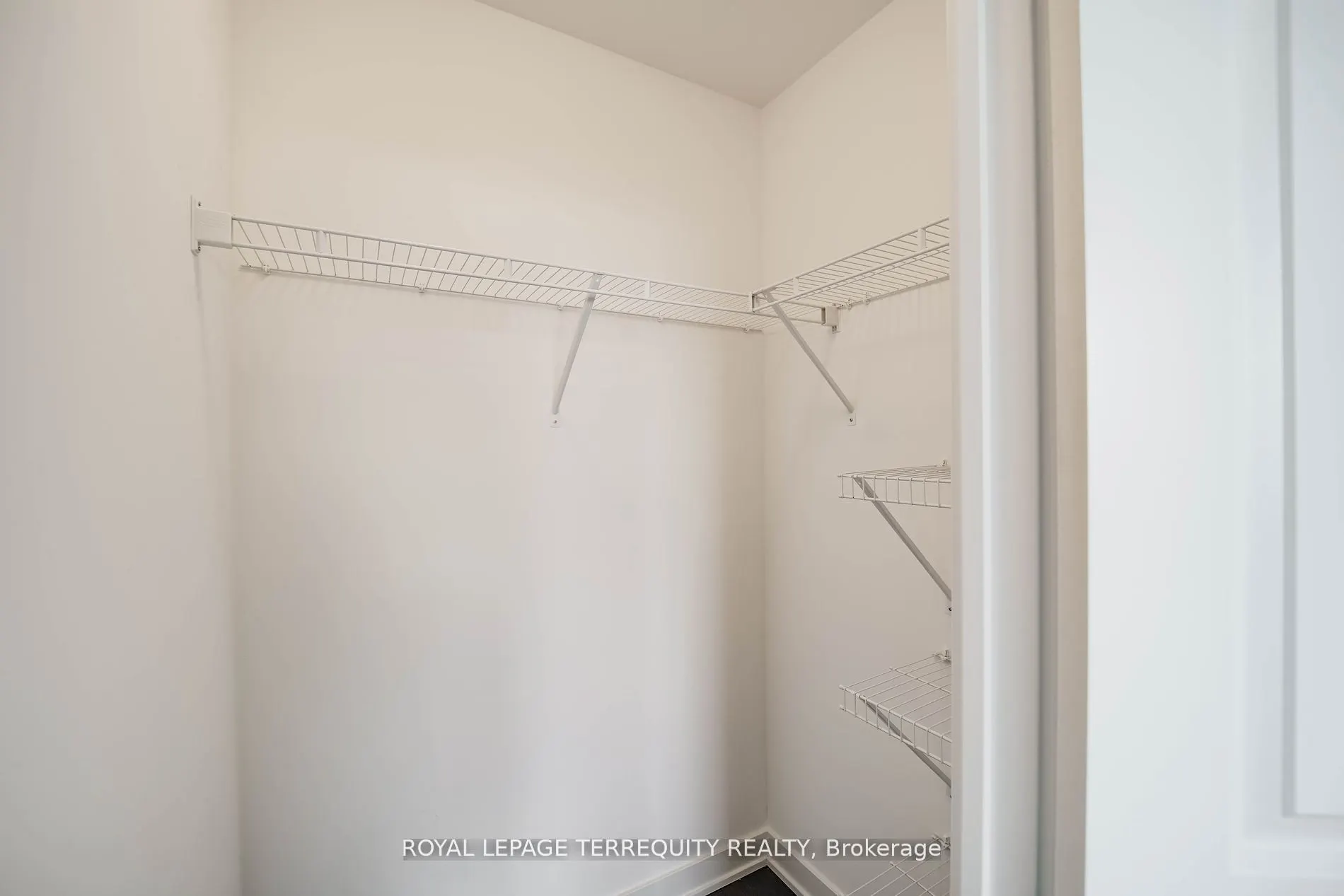 85 Oneida Crescent, #302