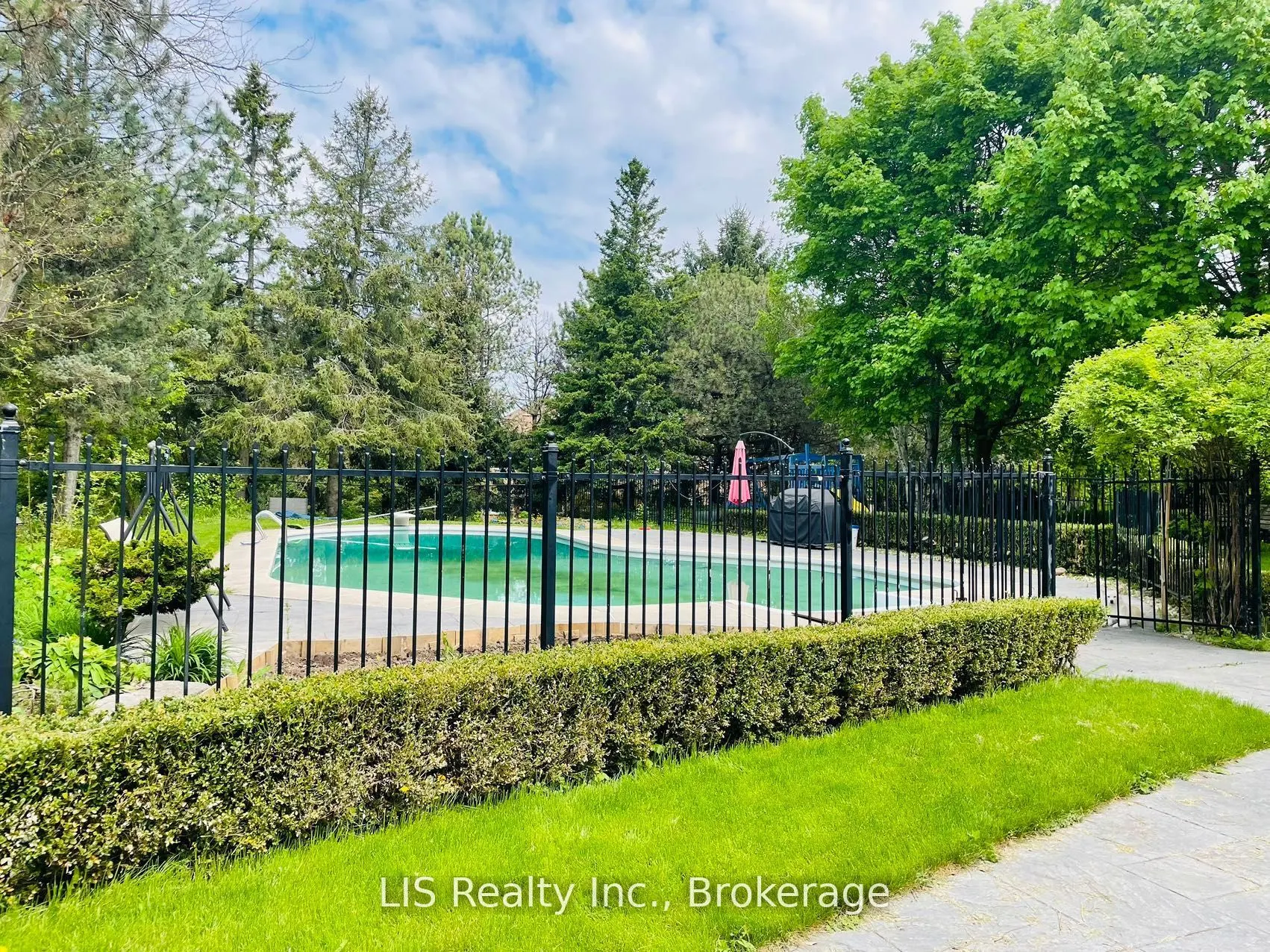109 Treegrove Circ Circle
