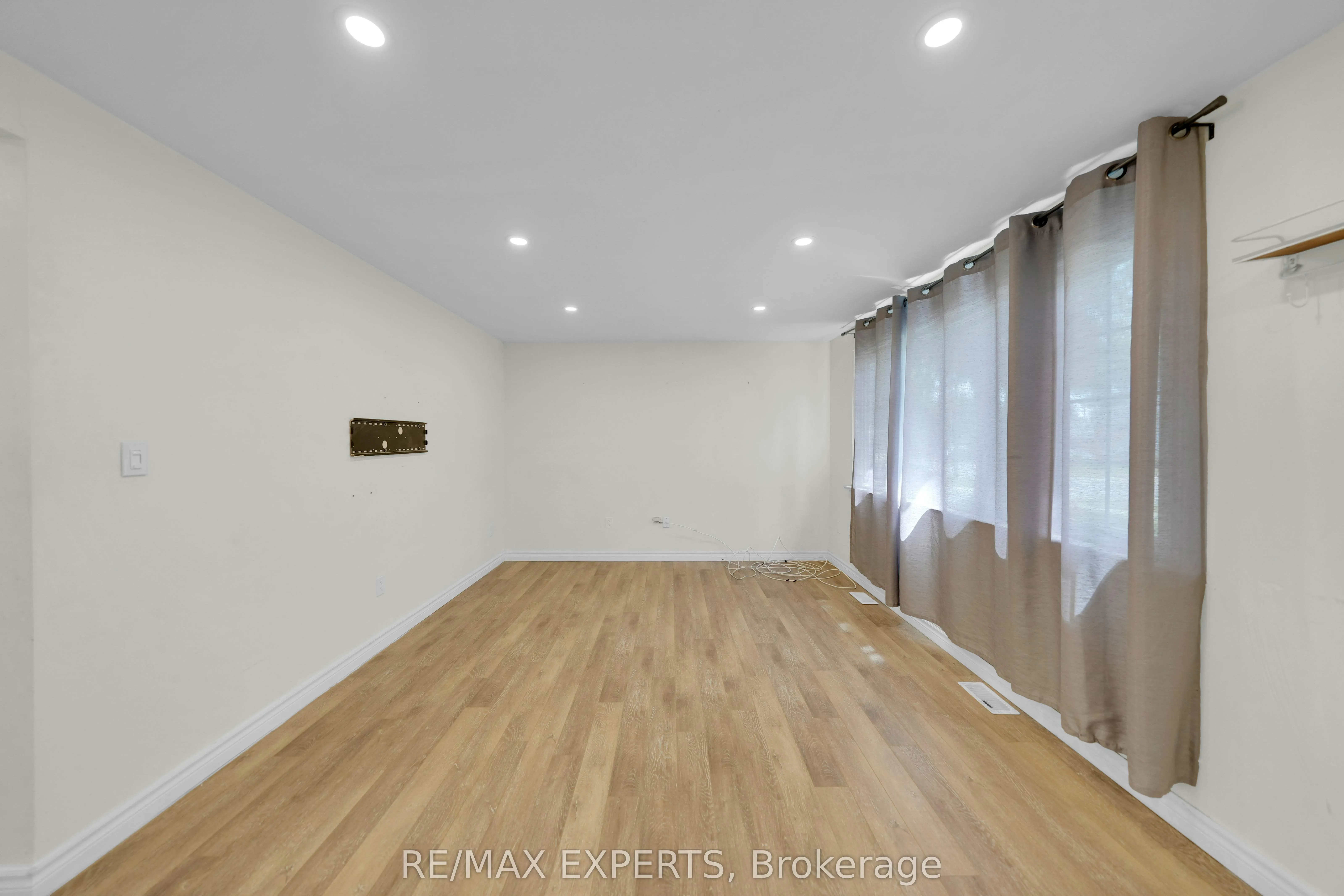 92 Tupper Street W #Main