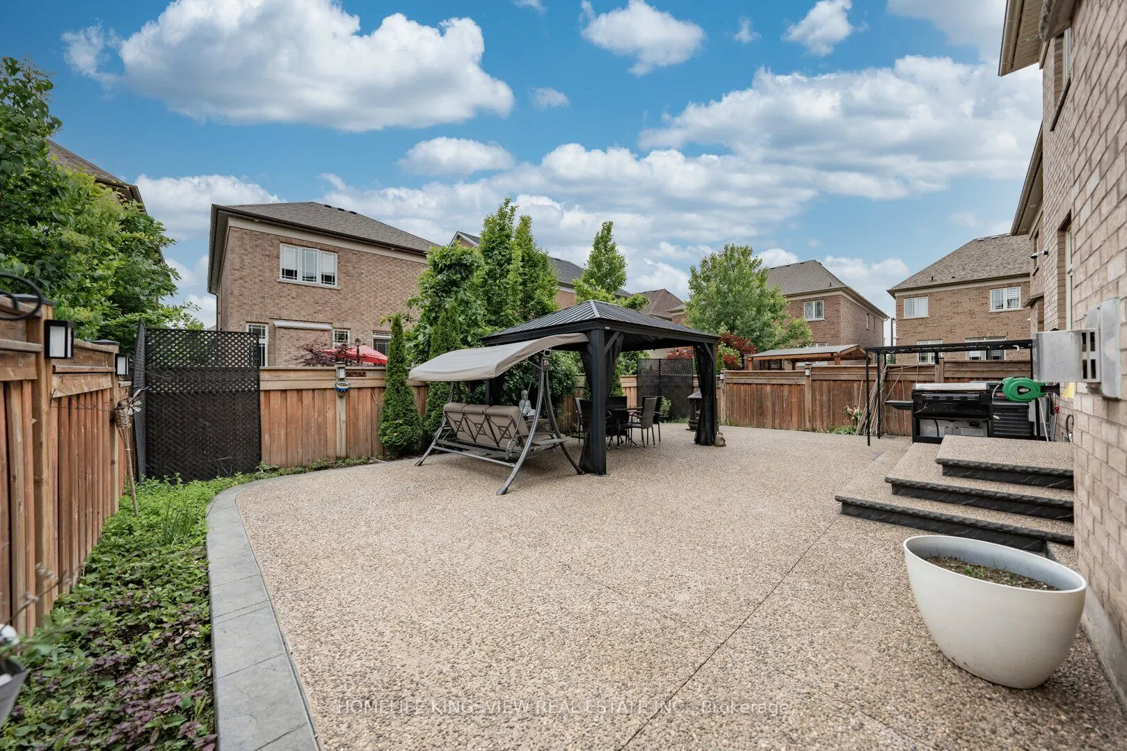 61 Ross Vennare Crescent