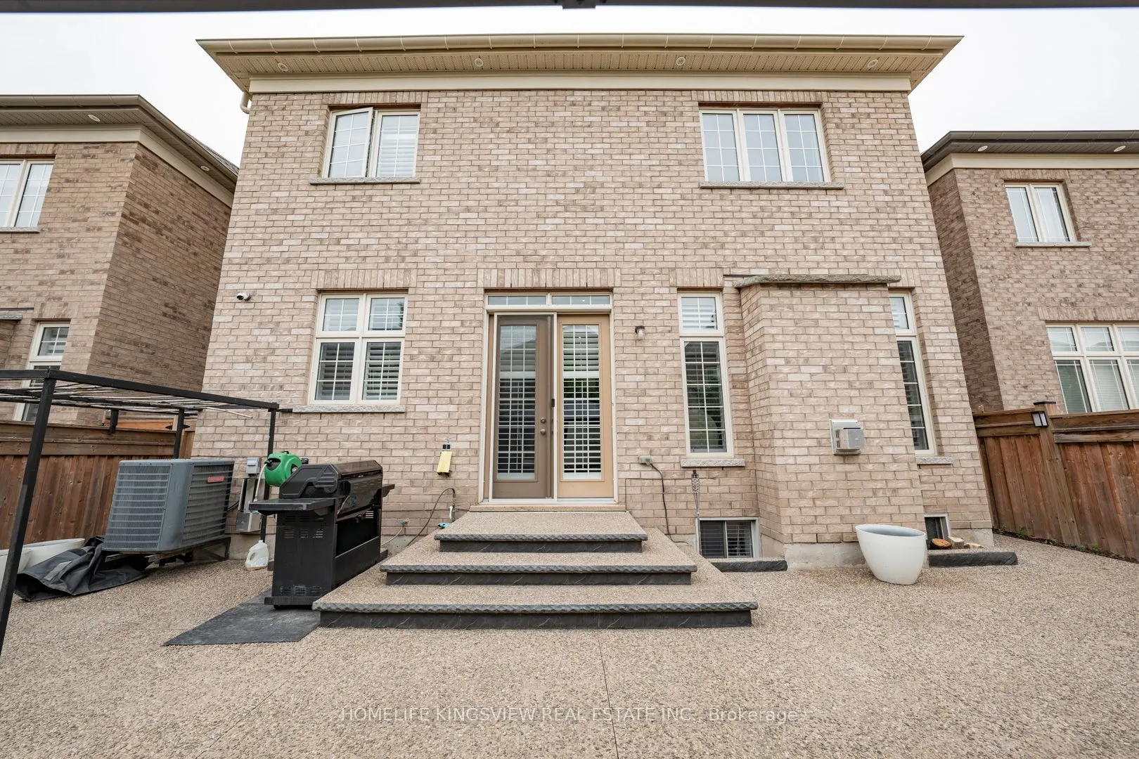 61 Ross Vennare Crescent