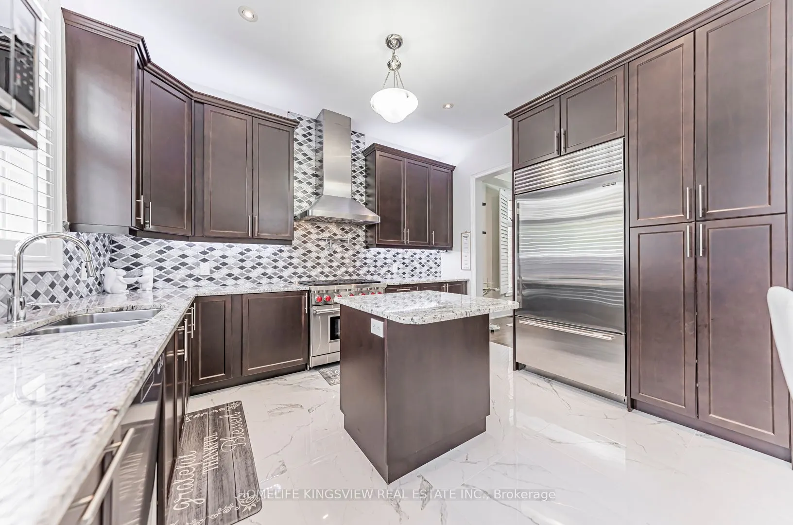 61 Ross Vennare Crescent