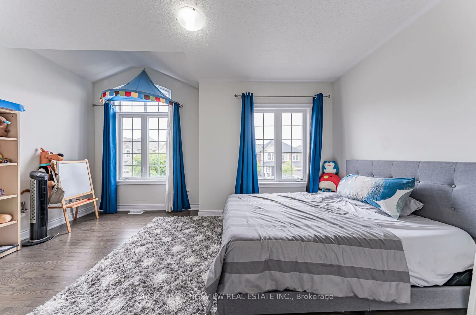 61 Ross Vennare Crescent