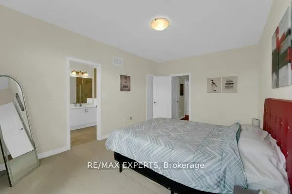 87 De La Roche Drive N