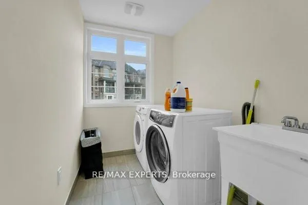 87 De La Roche Drive N