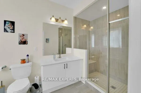 87 De La Roche Drive N