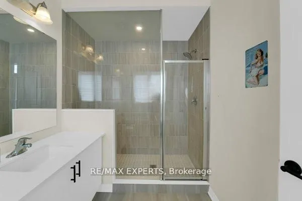 87 De La Roche Drive N