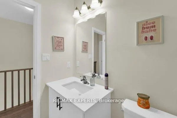 87 De La Roche Drive N