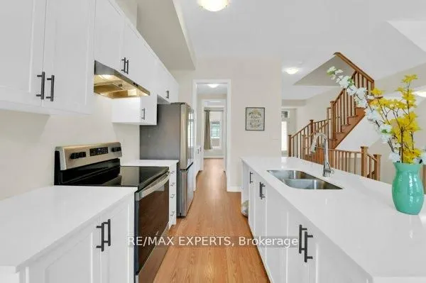 87 De La Roche Drive N