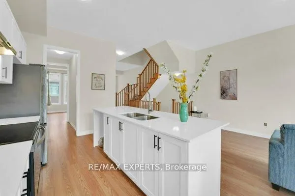 87 De La Roche Drive N