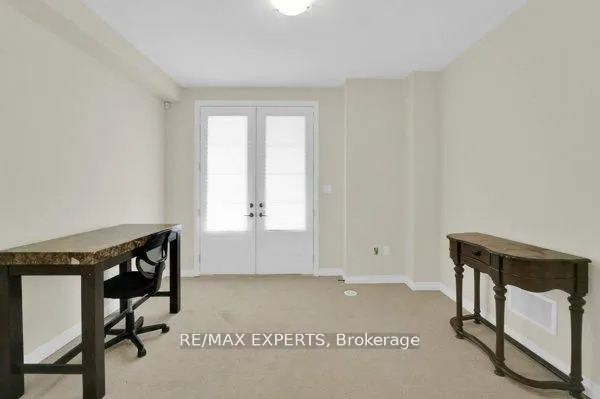 87 De La Roche Drive N