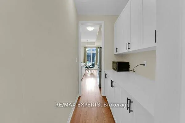 87 De La Roche Drive N
