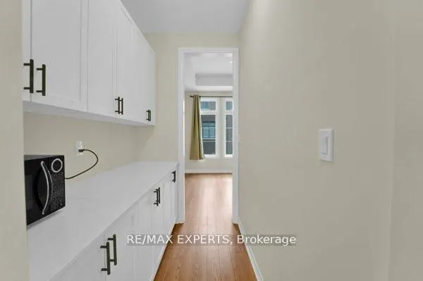87 De La Roche Drive N
