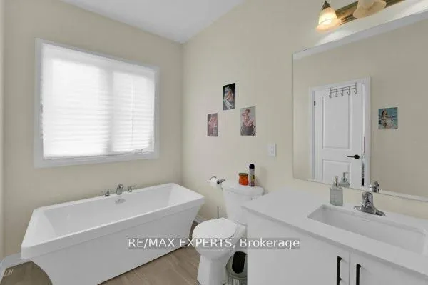 87 De La Roche Drive N