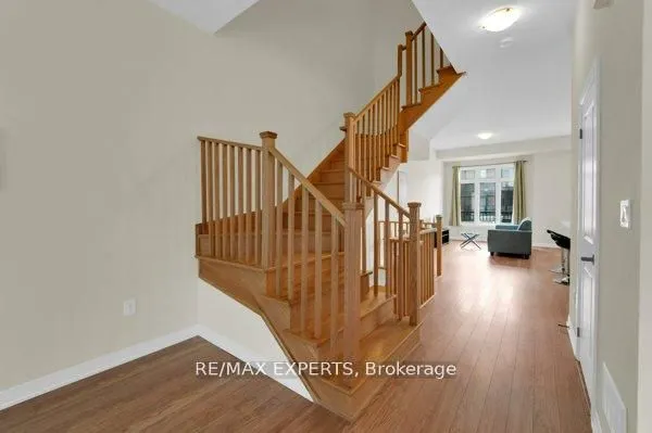 87 De La Roche Drive N