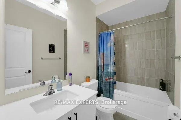 87 De La Roche Drive N