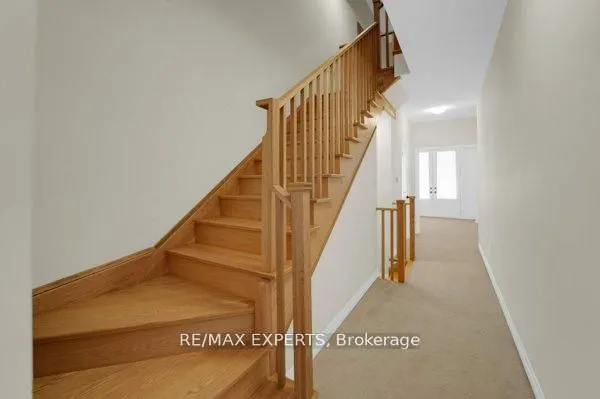 87 De La Roche Drive N