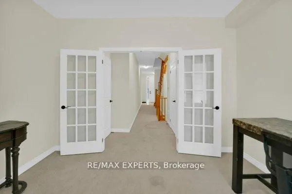 87 De La Roche Drive N