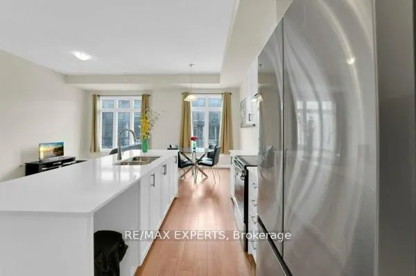 87 De La Roche Drive N
