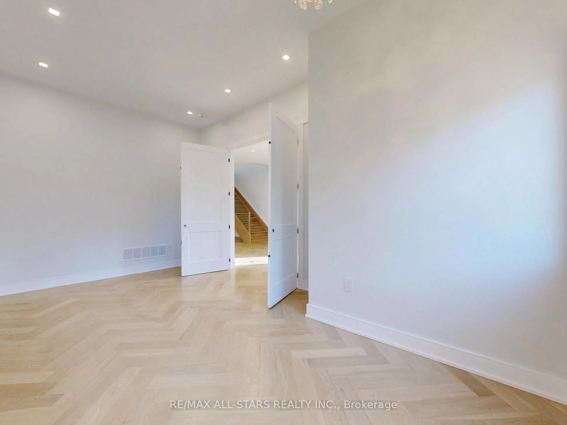 215 Bayview Avenue