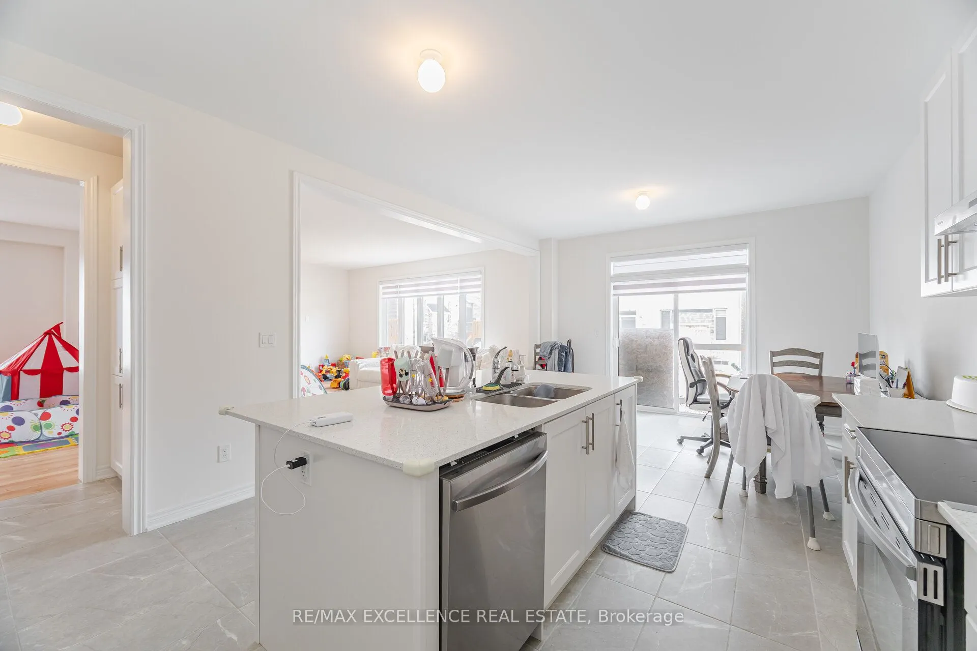 1409 Davis Loop