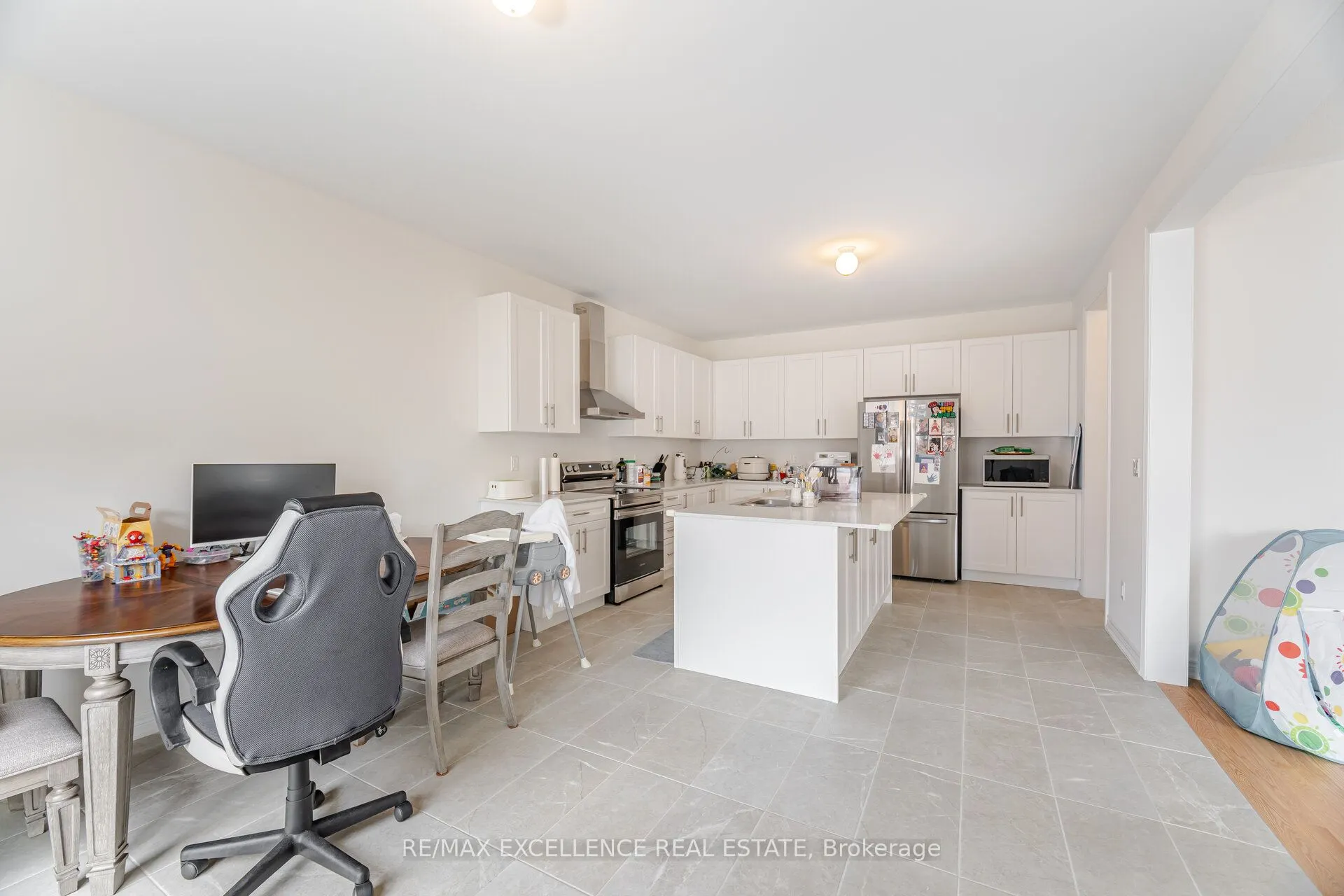 1409 Davis Loop