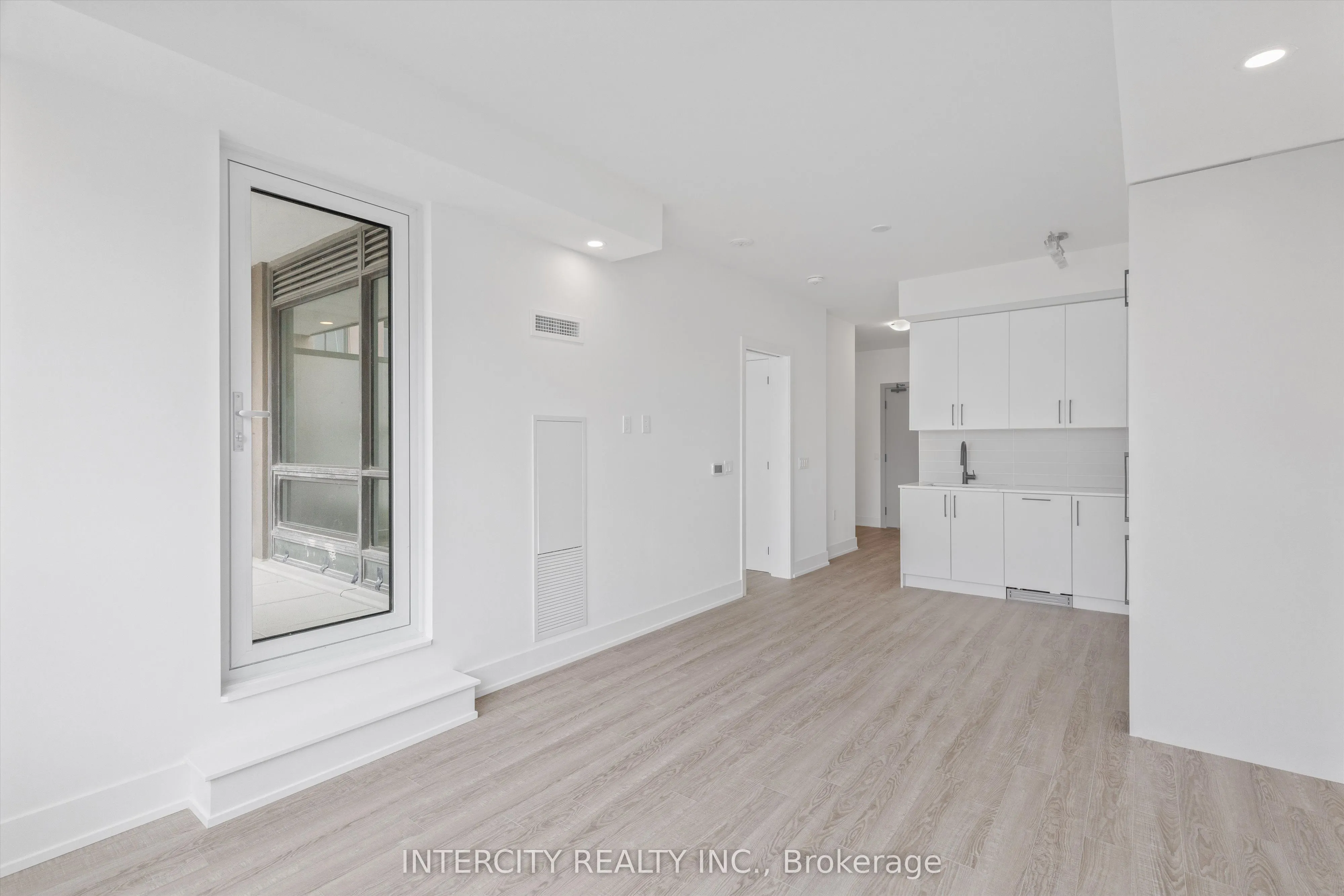 2075 King Road, #250