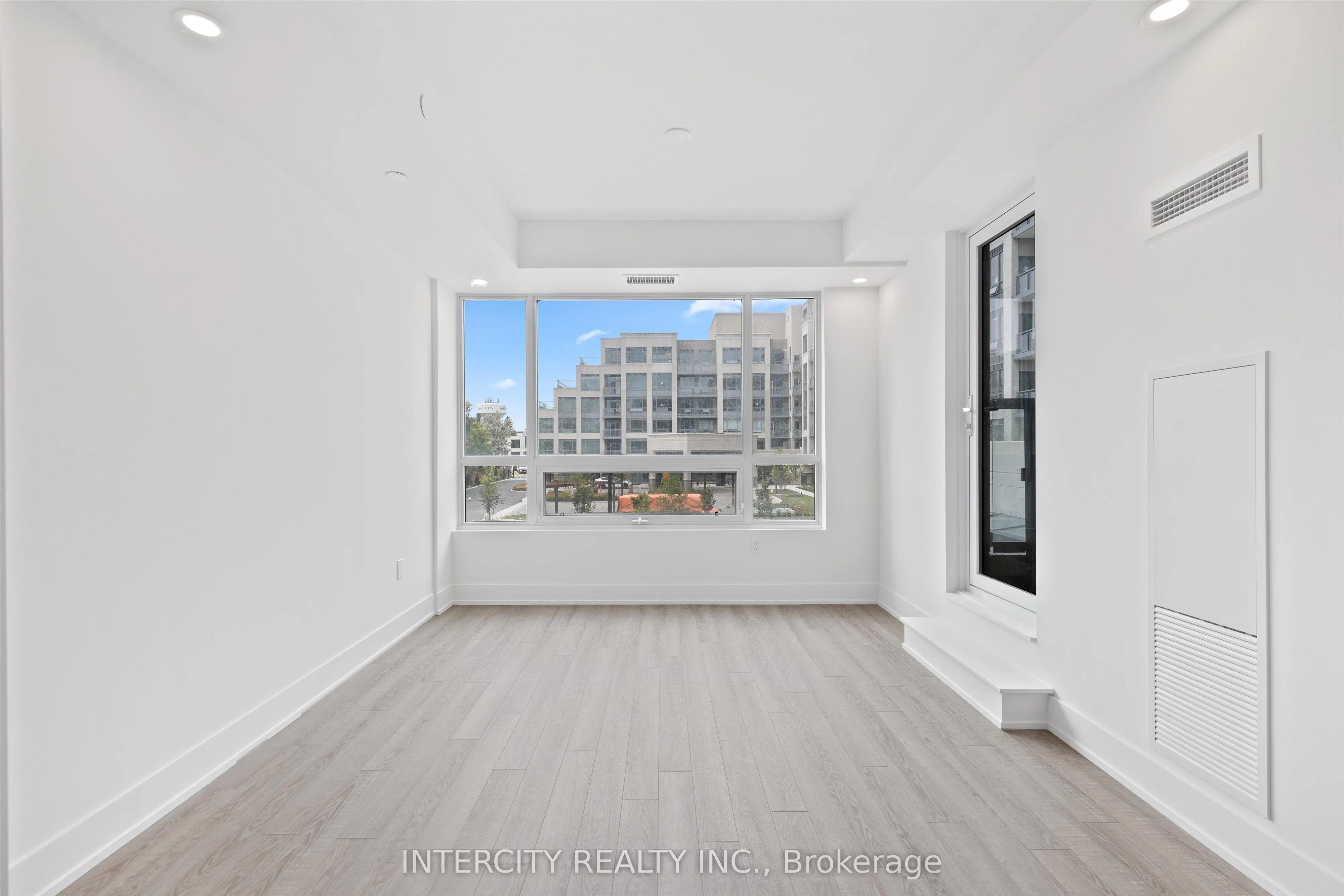 2075 King Road, #250