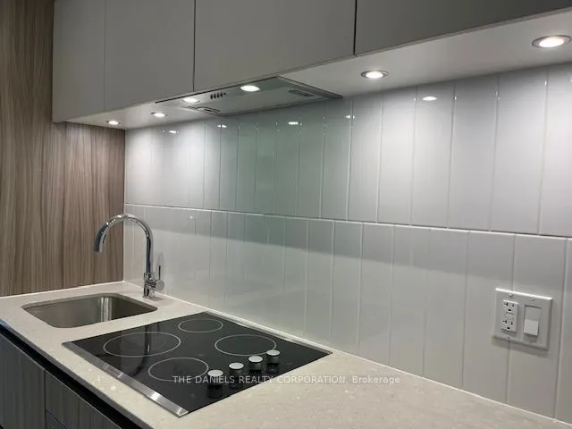 8 Beverley Glen Boulevard, #306