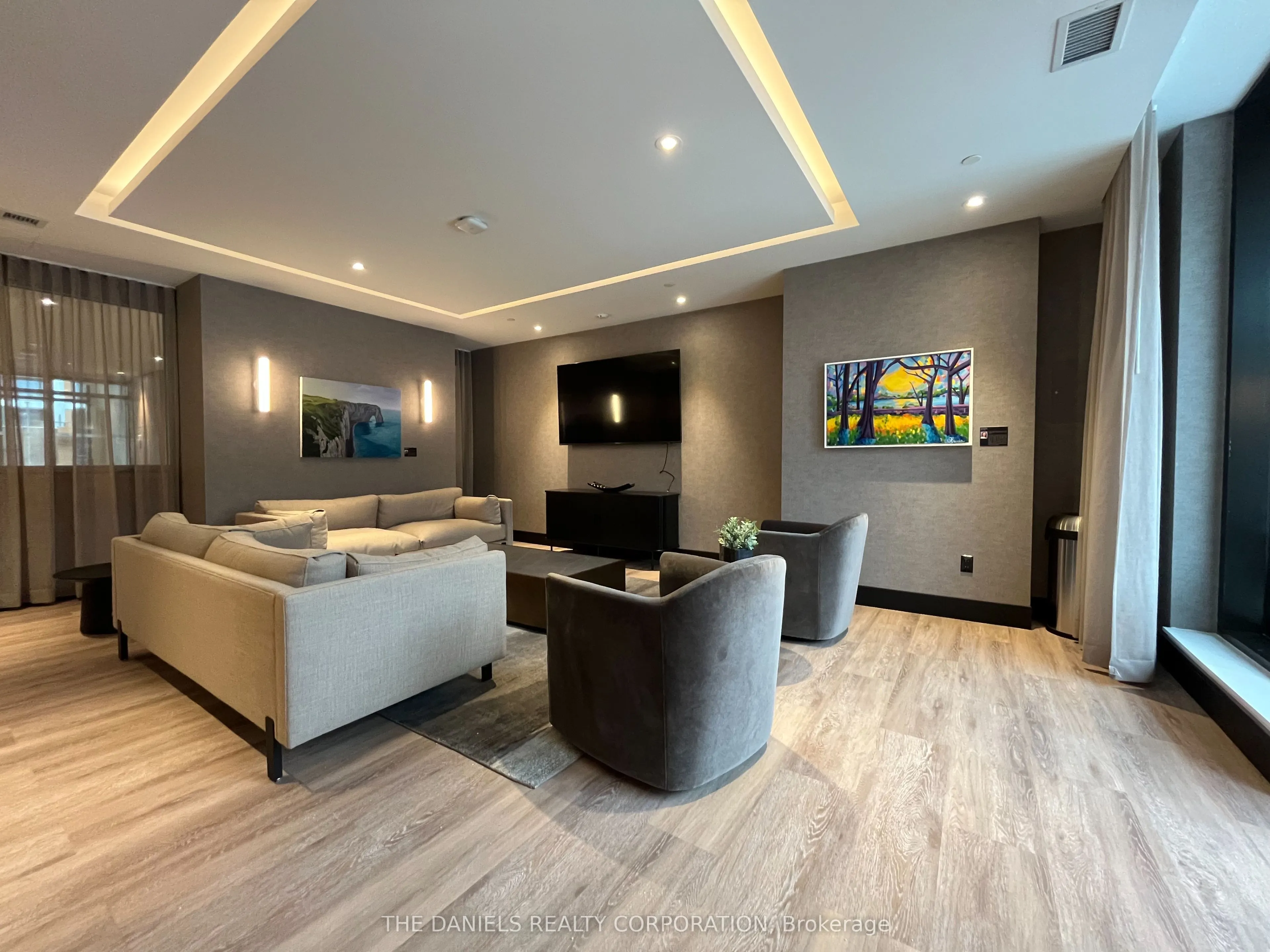 8 Beverley Glen Boulevard, #306